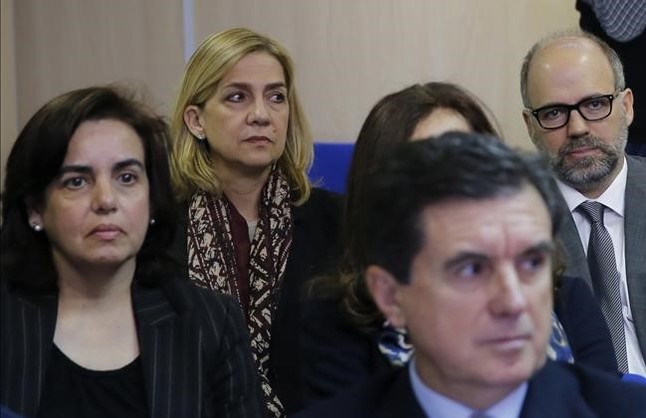 GRA064 PALMA DE MALLORCA 11 01 2016 - izda-dcha detras-delante la infanta Cristina Salvador Trinxet Llorca Ana Maria Tejeiro Losada Mercedes Coghen Alberdingk tapada y Jaume Matas en el banquillo de los acusados al inicio esta manana del denominado Caso Noos que juzga la actividad de la fundacion presidida por el cunado del rey Inaki Urdangarin y el presunto desvio de 6 6 millones de dolares de fondos publicos EFE Ballesteros POOL