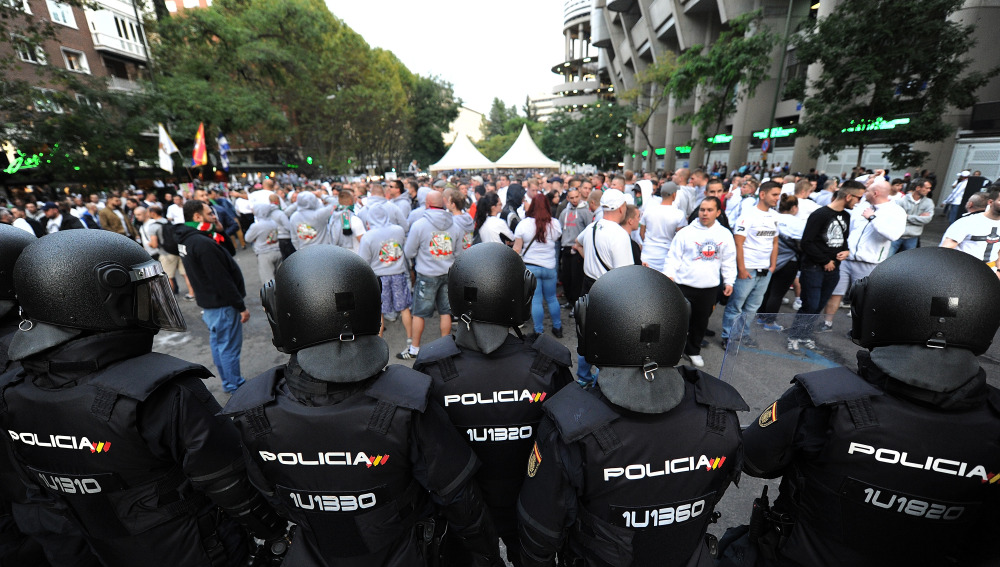 MADRID, SPAIN - OCTOBER 18: Riot police watch over Legia Warszawa fans outside the Santiago Bernabeu stadium ahead of the UEFA Champions League, Group F match between Real Madrid CF and Legia Warszawa at Santiago Bernabeu stadium on October 18, 2016 in Madrid, Spain. (Photo by Denis Doyle/Getty Images)