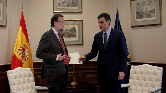 MADRID. 12.02.2016. Pedro Sánchez, PSOE, y Mariano Rajoy, PP, durante la reunión que han mantenido en el Congreso de los Diputados. FOTO: JOSÉ LUIS ROCA